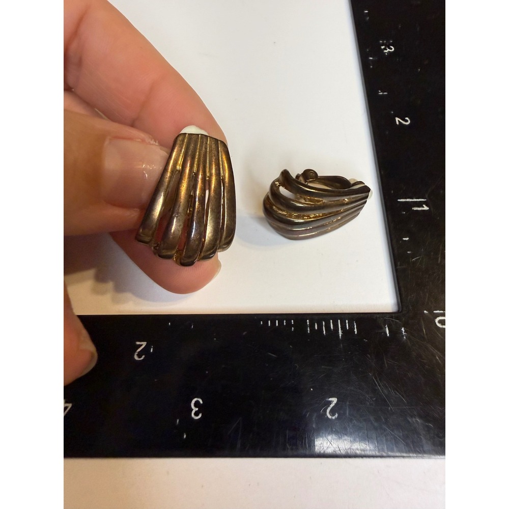 Vintage Gold Tone Ribbed Shell Clip On Earrings Openwork Costume Jewelry